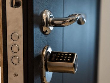 Блиндирани врати за апартамент: Сигурност и стил на вашия праг